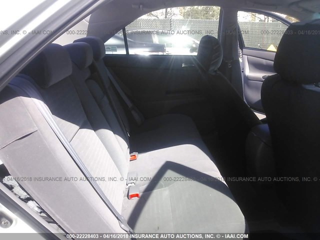 JTDBE32KX53036259 - 2005 TOYOTA CAMRY LE/XLE/SE ვერცხლისფერი ფოტო 8