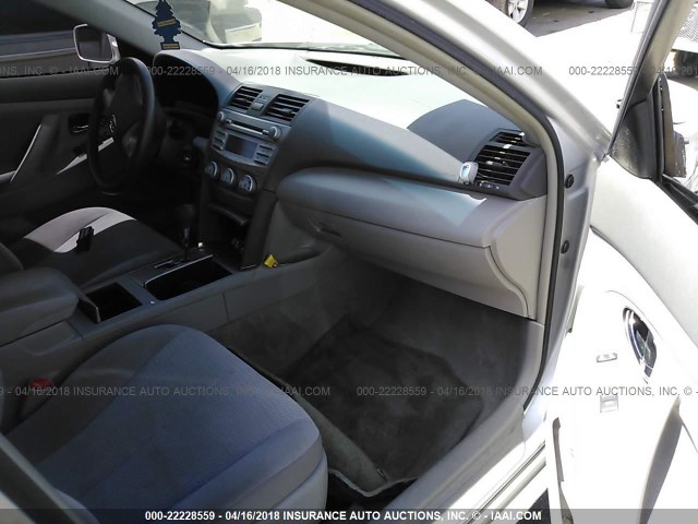 4T1BF3EK4BU712389 - 2011 TOYOTA CAMRY SE/LE/XLE 银色 照片 5