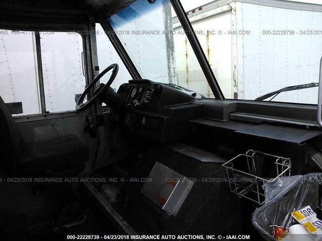 4UZA4FF48WC897898 - 1998 FREIGHTLINER CHASSIS M LINE WALK-IN VAN WHITE photo 5