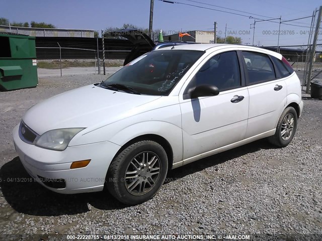 1FAFP37N06W197451 - 2006 FORD FOCUS ZX5 WHITE photo 2