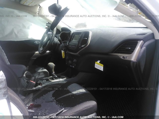 1C4PJLCB2JD552135 - 2018 JEEP CHEROKEE LATITUDE Biały zdjęcie 5