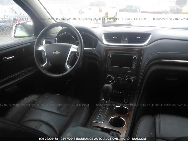 1GNKVJKD9DJ145576 - 2013 CHEVROLET TRAVERSE LT WHITE photo 5