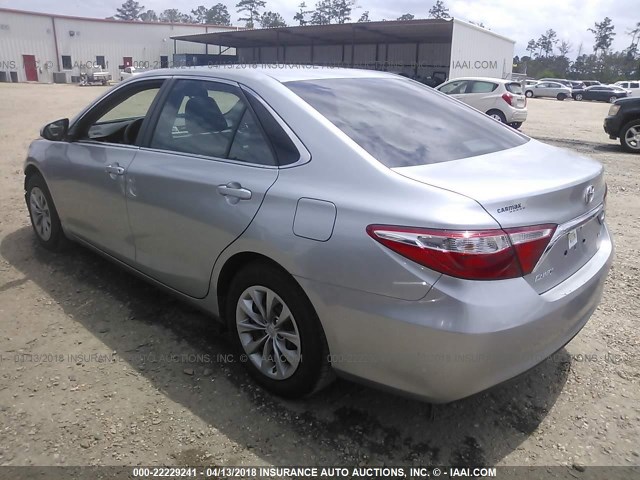 4T1BF1FK1HU376566 - 2017 TOYOTA CAMRY LE/XLE/SE/XSE SILVER photo 3