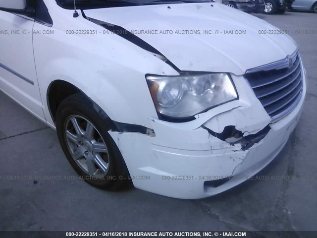 2A4RR5D13AR183120 - 2010 CHRYSLER TOWN & COUNTRY TOURING WHITE photo 6