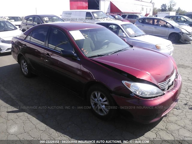 4T1BF30K05U103523 - 2005 TOYOTA CAMRY LE/XLE/SE მუქწითელი ფოტო 1