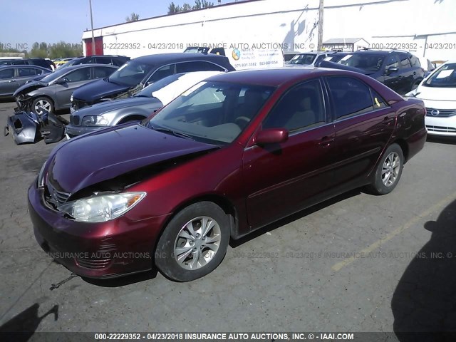 4T1BF30K05U103523 - 2005 TOYOTA CAMRY LE/XLE/SE მუქწითელი ფოტო 2