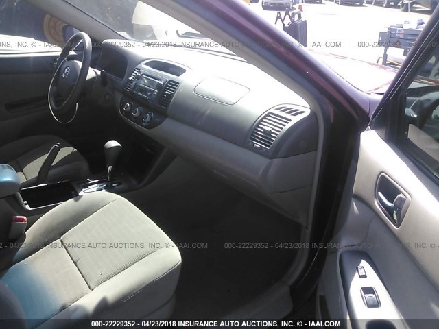 4T1BF30K05U103523 - 2005 TOYOTA CAMRY LE/XLE/SE მუქწითელი ფოტო 5