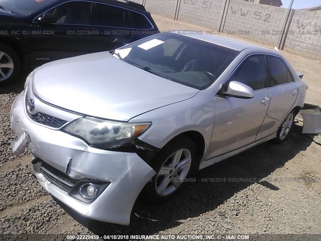 4T1BF1FK1DU244093 - 2013 TOYOTA CAMRY L/SE/LE/XLE 银色 照片 2