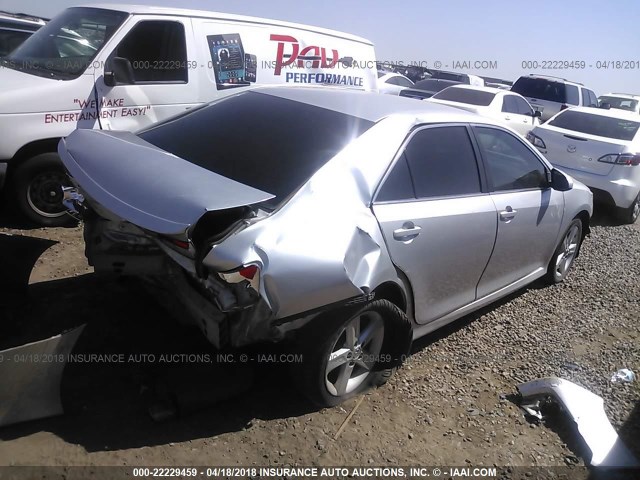 4T1BF1FK1DU244093 - 2013 TOYOTA CAMRY L/SE/LE/XLE 银色 照片 4