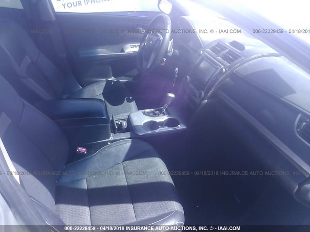 4T1BF1FK1DU244093 - 2013 TOYOTA CAMRY L/SE/LE/XLE 银色 照片 5