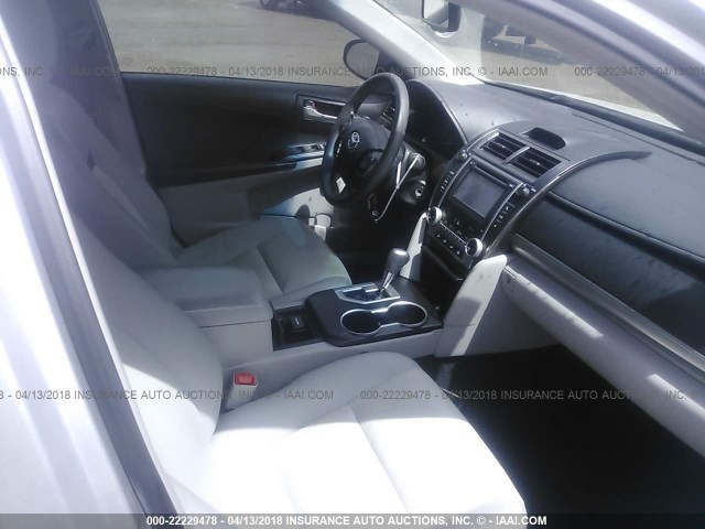 4T4BF1FKXCR216037 - 2012 TOYOTA CAMRY SE/LE/XLE SILVER photo 5