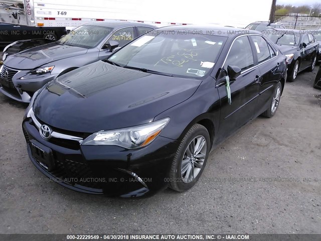 4T1BF1FK6HU743204 - 2017 TOYOTA CAMRY LE/XLE/SE/XSE BLACK photo 2