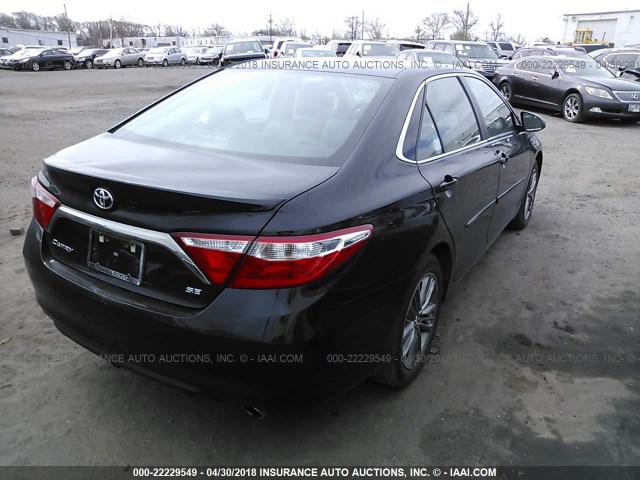 4T1BF1FK6HU743204 - 2017 TOYOTA CAMRY LE/XLE/SE/XSE BLACK photo 4