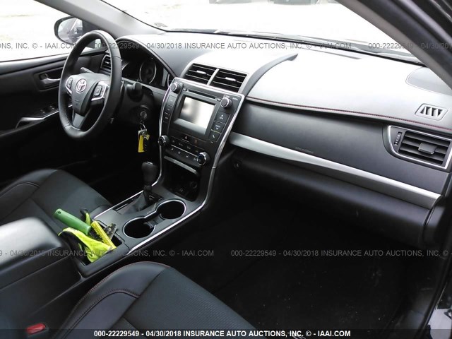 4T1BF1FK6HU743204 - 2017 TOYOTA CAMRY LE/XLE/SE/XSE BLACK photo 5