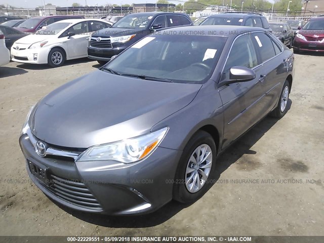 4T4BF1FK7GR580342 - 2016 TOYOTA CAMRY LE/XLE/SE/XSE ნაცრისფერი ფოტო 2