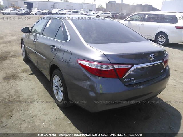 4T4BF1FK7GR580342 - 2016 TOYOTA CAMRY LE/XLE/SE/XSE ნაცრისფერი ფოტო 3