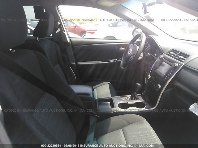 4T4BF1FK7GR580342 - 2016 TOYOTA CAMRY LE/XLE/SE/XSE ნაცრისფერი ფოტო 5