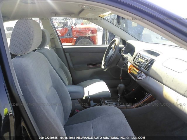 JTDBE30K720124041 - 2002 TOYOTA CAMRY LE/XLE/SE შავი ფოტო 5