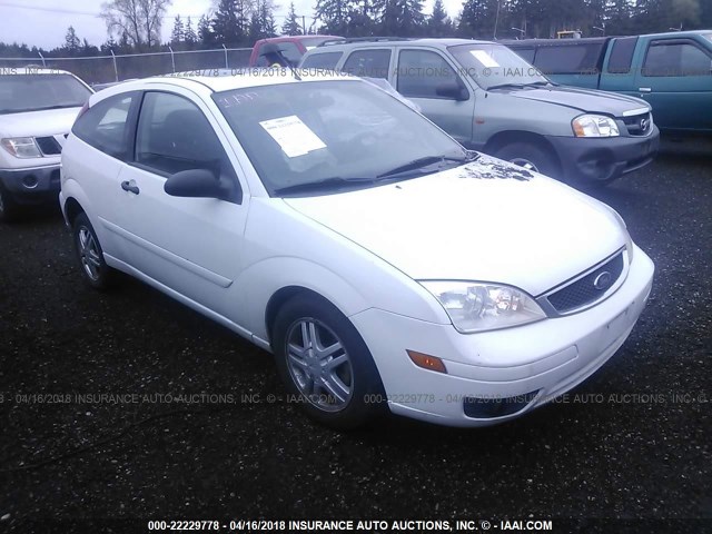 1FAHP31N27W239752 - 2007 FORD FOCUS ZX3/S/SE/SES WHITE photo 1