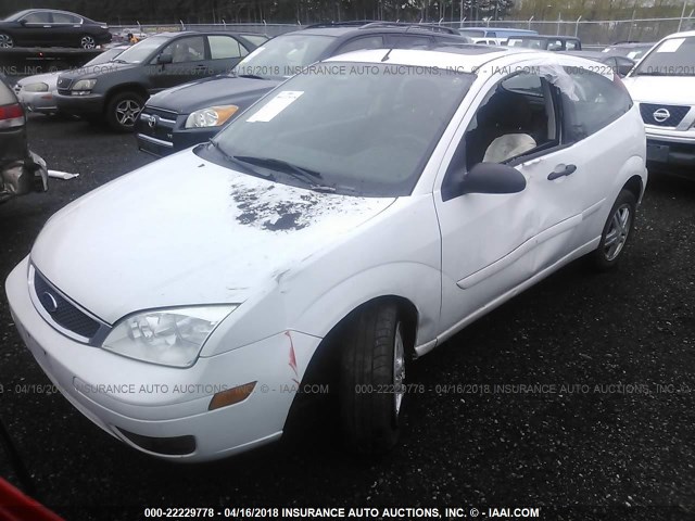 1FAHP31N27W239752 - 2007 FORD FOCUS ZX3/S/SE/SES WHITE photo 2