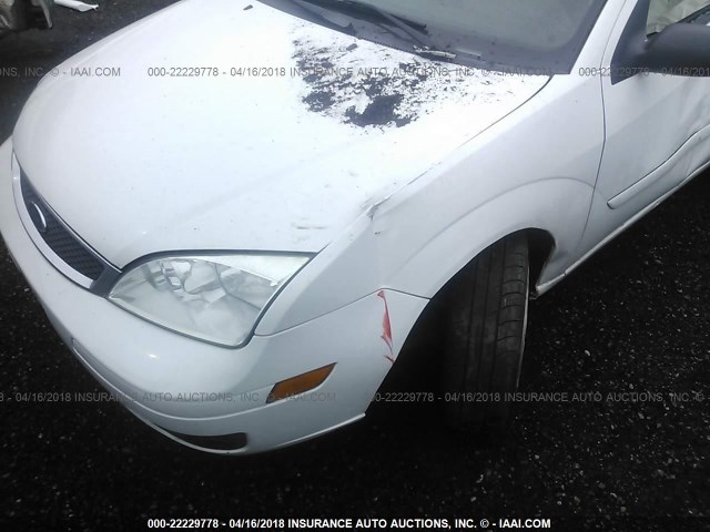 1FAHP31N27W239752 - 2007 FORD FOCUS ZX3/S/SE/SES WHITE photo 6