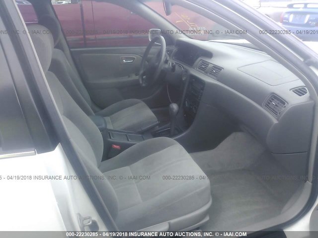 JT2BG22K010574865 - 2001 TOYOTA CAMRY CE/LE/XLE 白色 照片 5