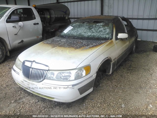 1LNFM83W5WY649148 - 1998 LINCOLN TOWN CAR CARTIER WHITE photo 2