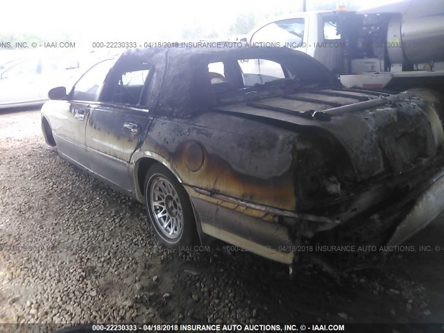 1LNFM83W5WY649148 - 1998 LINCOLN TOWN CAR CARTIER WHITE photo 3