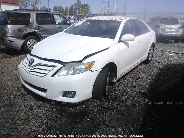 4T1BF3EK1BU761808 - 2011 TOYOTA CAMRY SE/LE/XLE WHITE photo 2