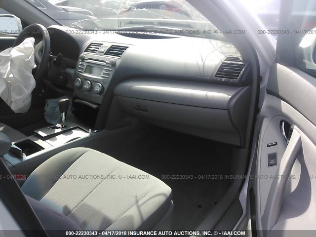 4T1BF3EK1BU761808 - 2011 TOYOTA CAMRY SE/LE/XLE WHITE photo 5