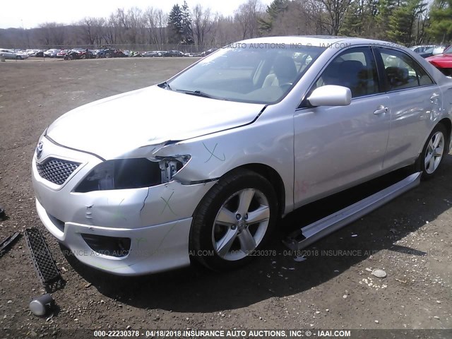 4T1BF3EK5BU131774 - 2011 TOYOTA CAMRY SE/LE/XLE SILVER photo 2