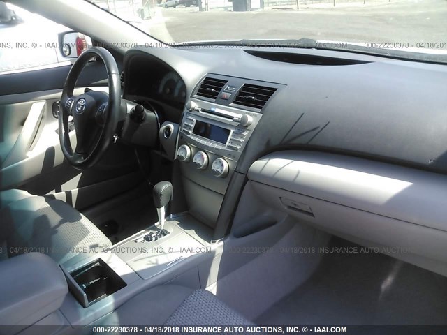 4T1BF3EK5BU131774 - 2011 TOYOTA CAMRY SE/LE/XLE SILVER photo 5
