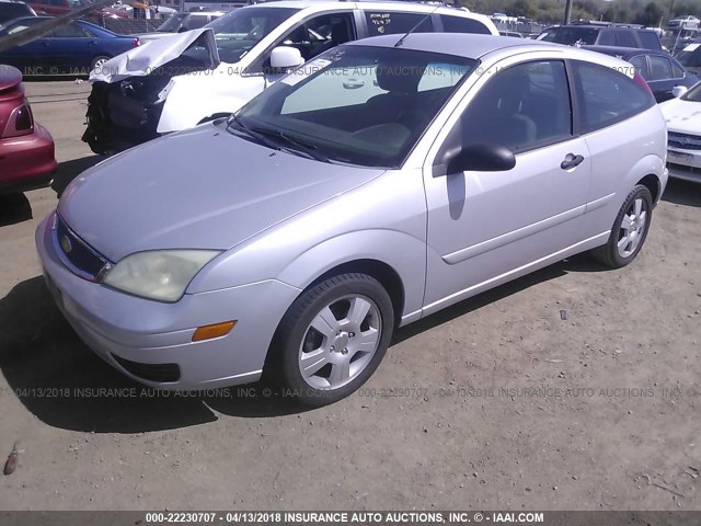 3FAFP31N65R148751 - 2005 FORD FOCUS ZX3 SILVER photo 2