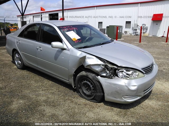 4T1BE32K25U082447 - 2005 TOYOTA CAMRY LE/XLE/SE ვერცხლისფერი ფოტო 1