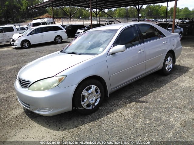 4T1BE32K25U082447 - 2005 TOYOTA CAMRY LE/XLE/SE ვერცხლისფერი ფოტო 2