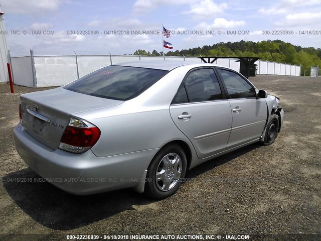 4T1BE32K25U082447 - 2005 TOYOTA CAMRY LE/XLE/SE ვერცხლისფერი ფოტო 4