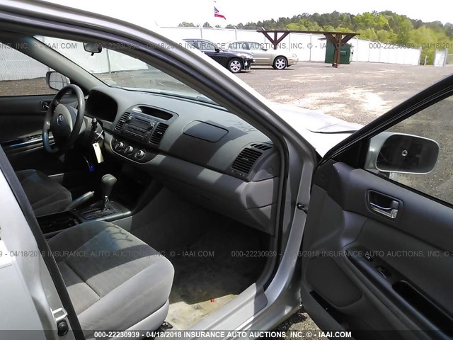 4T1BE32K25U082447 - 2005 TOYOTA CAMRY LE/XLE/SE ვერცხლისფერი ფოტო 5