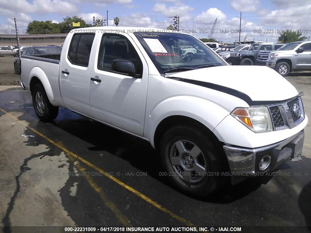 1N6AD09U08C432853 - 2008 NISSAN FRONTIER CREW CAB LE/SE/OFF ROAD WHITE photo 1