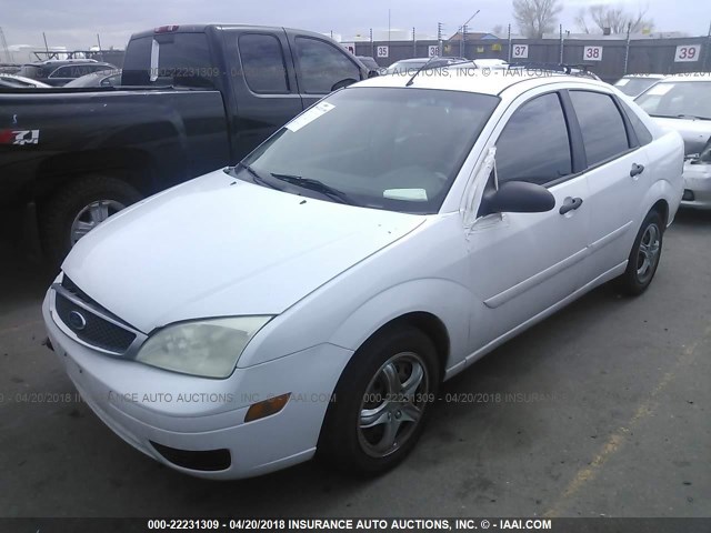 1FAFP34N57W219577 - 2007 FORD FOCUS ZX4/S/SE/SES WHITE photo 2