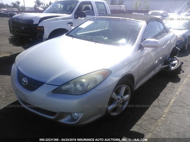 4T1FA38PX4U034385 - 2004 TOYOTA CAMRY SOLARA SE/SLE ვერცხლისფერი ფოტო 2