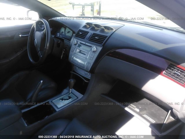 4T1FA38PX4U034385 - 2004 TOYOTA CAMRY SOLARA SE/SLE ვერცხლისფერი ფოტო 5