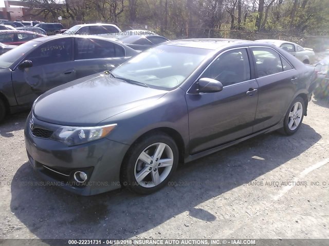 4T1BF1FK5CU189789 - 2012 TOYOTA CAMRY SE/LE/XLE GRAY photo 2
