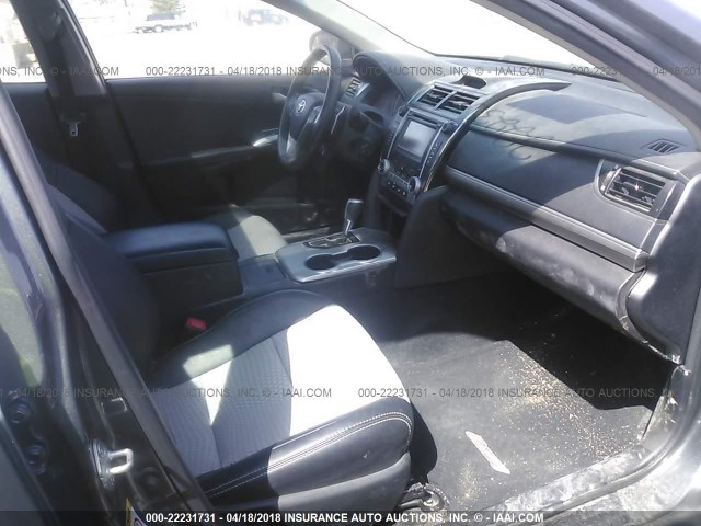 4T1BF1FK5CU189789 - 2012 TOYOTA CAMRY SE/LE/XLE GRAY photo 5