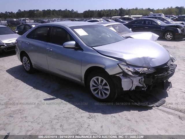 4T1BF1FK1FU006943 - 2015 TOYOTA CAMRY LE/XLE/SE/XSE SILVER photo 1