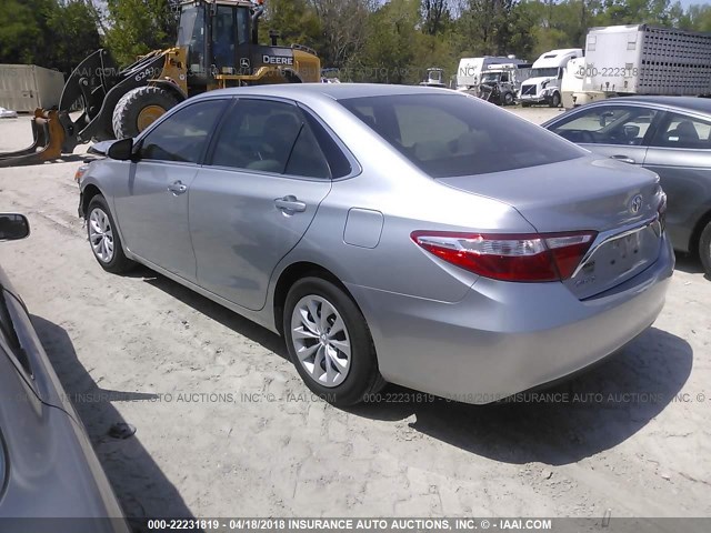 4T1BF1FK1FU006943 - 2015 TOYOTA CAMRY LE/XLE/SE/XSE SILVER photo 3