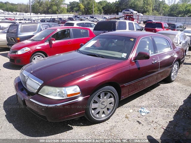 1LNHM82W23Y692738 - 2003 LINCOLN TOWN CAR SIGNATURE RED photo 2