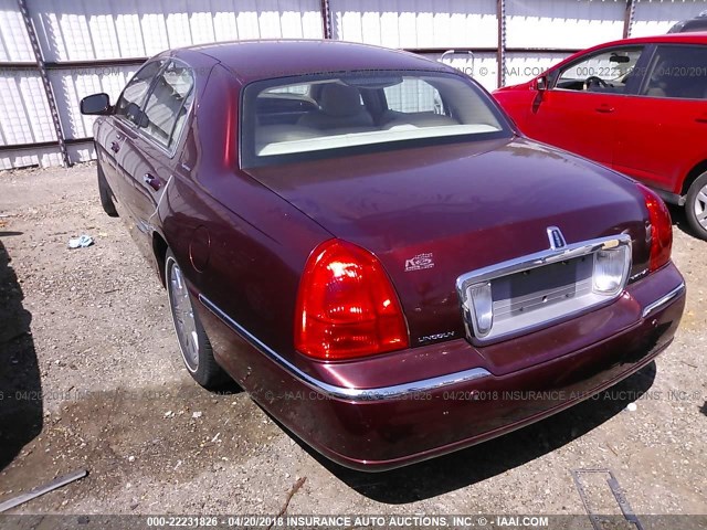 1LNHM82W23Y692738 - 2003 LINCOLN TOWN CAR SIGNATURE RED photo 3