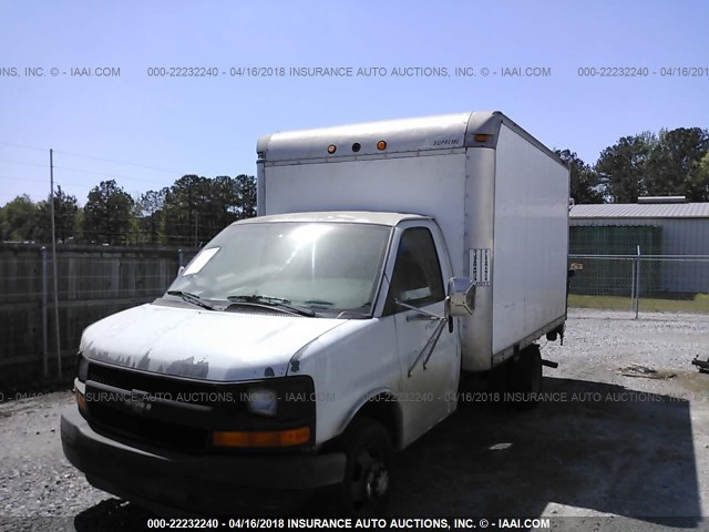 1GBHG31U451146831 - 2005 CHEVROLET EXPRESS G3500  WHITE photo 2