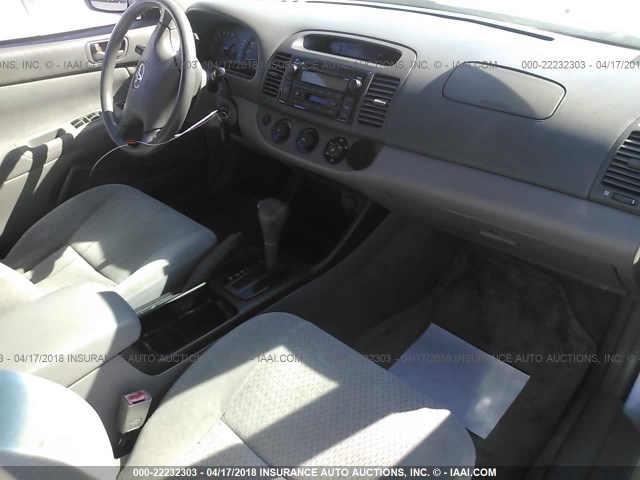 JTDBE30K320116065 - 2002 TOYOTA CAMRY LE/XLE/SE SILVER photo 5