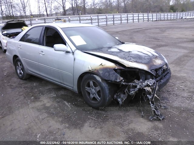 4T1BE32K33U676882 - 2003 TOYOTA CAMRY LE/XLE/SE ვერცხლისფერი ფოტო 1